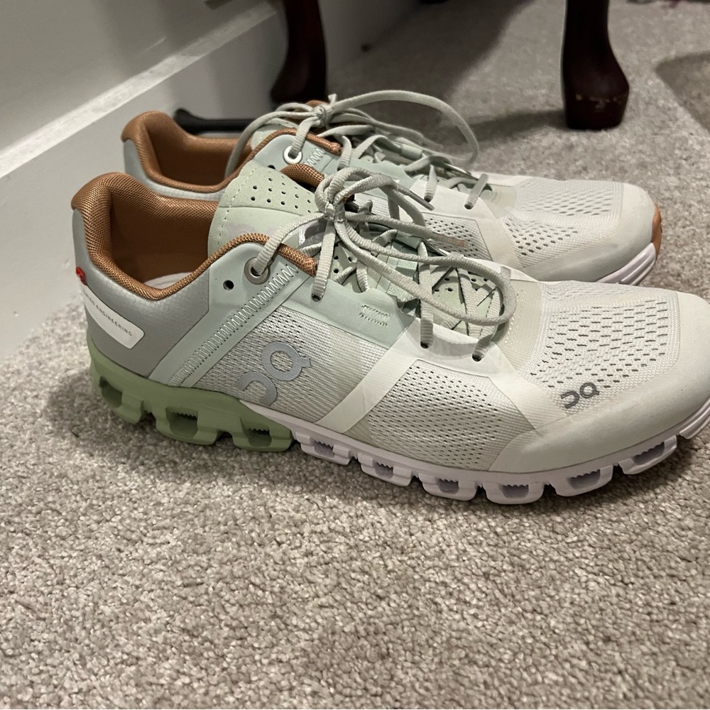 Women’s On Cloud Runnning Shoes Size 9